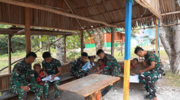 Potret Kedekatan TNI dengan Anak-anak di Lokasi TMMD Kampung Sesor