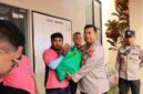 Kapolresta Ambon Kombes Pol Andrias Susanto Nugroho, S.I.K, M.Si secara simbolis menyerahkan bantuan paket sembako sebanyak 150 paket ke buruh bagasi di Kawasan Pelabuhan Yos Sudarso Ambon, Sabtu (19/9/2026). 