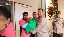 Kapolresta Ambon Kombes Pol Andrias Susanto Nugroho, S.I.K, M.Si secara simbolis menyerahkan bantuan paket sembako sebanyak 150 paket ke buruh bagasi di Kawasan Pelabuhan Yos Sudarso Ambon, Sabtu (19/9/2026). 