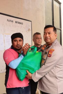 Kapolresta Ambon Salurkan 150 Paket Bansos untuk Buruh Bagasi Pelabuhan Yos Sudarso