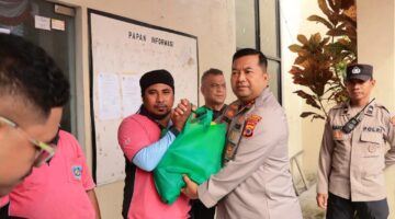 Kapolresta Ambon Kombes Pol Andrias Susanto Nugroho, S.I.K, M.Si secara simbolis menyerahkan bantuan paket sembako sebanyak 150 paket ke buruh bagasi di Kawasan Pelabuhan Yos Sudarso Ambon, Sabtu (19/9/2026). 
