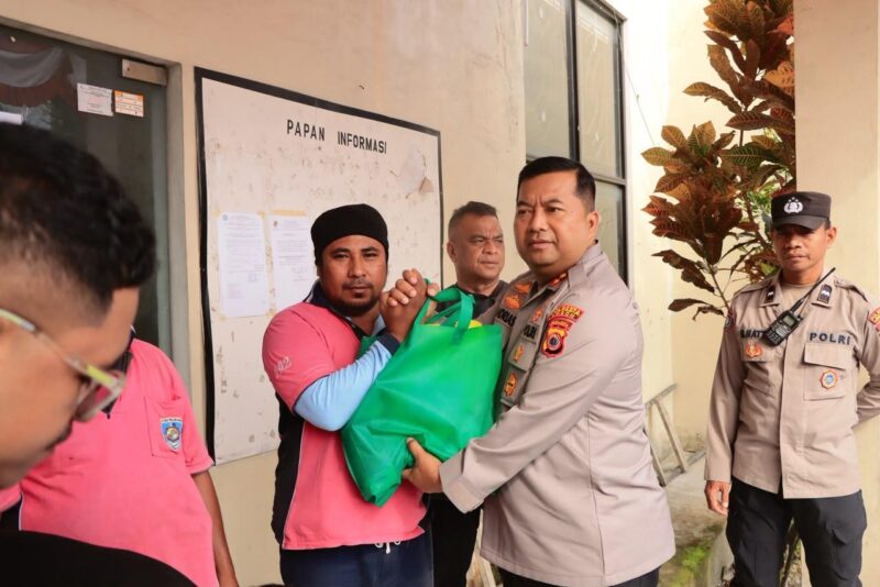 Kapolresta Ambon Kombes Pol Andrias Susanto Nugroho, S.I.K, M.Si secara simbolis menyerahkan bantuan paket sembako sebanyak 150 paket ke buruh bagasi di Kawasan Pelabuhan Yos Sudarso Ambon, Sabtu (19/9/2026). 