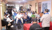 Kapolresta Pulau Ambon dan PP Lease saat bertemu dengan tokoh agama, tokoh masyarakat serta tokoh pemuda saat lawatan Kamtibmas ke Negeri Kailolo, Kecamatan Pukau Haruku, Kabupaten Maluku Tengah, Sabtu (19/9/2026).