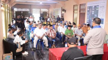 Kapolresta Pulau Ambon dan PP Lease saat bertemu dengan tokoh agama, tokoh masyarakat serta tokoh pemuda saat lawatan Kamtibmas ke Negeri Kailolo, Kecamatan Pukau Haruku, Kabupaten Maluku Tengah, Sabtu (19/9/2026).