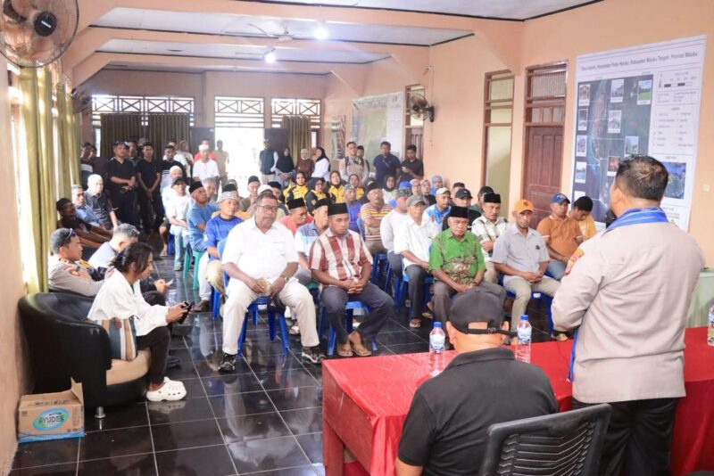 Kapolresta Pulau Ambon dan PP Lease saat bertemu dengan tokoh agama, tokoh masyarakat serta tokoh pemuda saat lawatan Kamtibmas ke Negeri Kailolo, Kecamatan Pukau Haruku, Kabupaten Maluku Tengah, Sabtu (19/9/2026). 