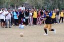 Kapolresta Ambon Kombes Pol Andrias Susanto Nugroho, S.I.K, M.Si beraksi di lapangan dalam silaturahmi Tim Polresta Ambon vs Negeri Kailolo, Sabtu (19/92026). 