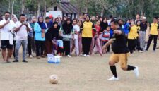 Kapolresta Ambon Kombes Pol Andrias Susanto Nugroho, S.I.K, M.Si beraksi di lapangan dalam silaturahmi Tim Polresta Ambon vs Negeri Kailolo, Sabtu (19/92026). 