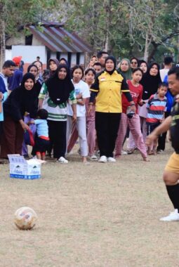 Kapolresta Ambon dan Warga Kailolo Pererat Silaturahmi Lewat Pertandingan Sepak Bola