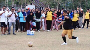 Kapolresta Ambon Kombes Pol Andrias Susanto Nugroho, S.I.K, M.Si beraksi di lapangan dalam silaturahmi Tim Polresta Ambon vs Negeri Kailolo, Sabtu (19/92026). 