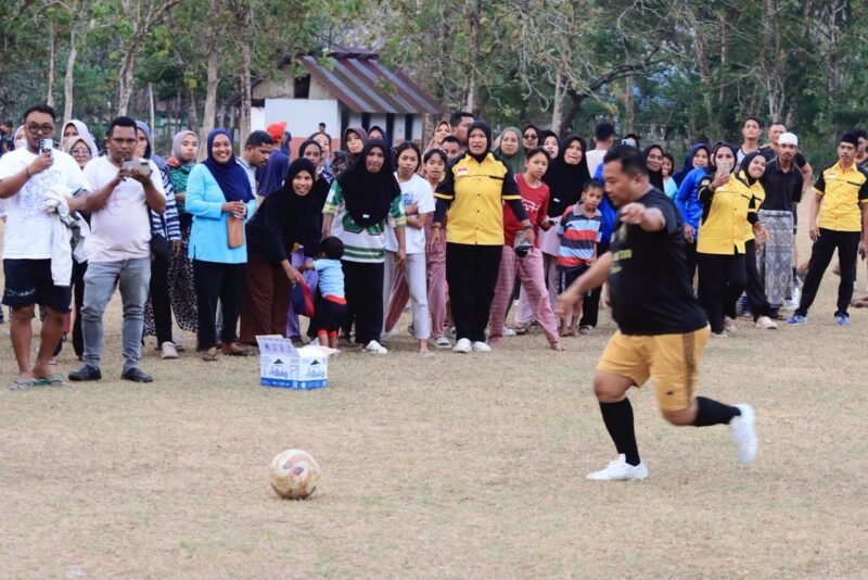 Kapolresta Ambon Kombes Pol Andrias Susanto Nugroho, S.I.K, M.Si beraksi di lapangan dalam silaturahmi Tim Polresta Ambon vs Negeri Kailolo, Sabtu (19/92026). 