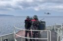 Prajurit Jalasena penembak meriam di Kapal Perang siap menembak dalam kegiatan latihan tempur dengan sandi Banda Sakti di Laut Banda, Jumat (16/10/2026). 