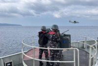 Prajurit Jalasena penembak meriam di Kapal Perang siap menembak dalam kegiatan latihan tempur dengan sandi Banda Sakti di Laut Banda, Jumat (16/10/2026). 