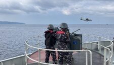 Prajurit Jalasena penembak meriam di Kapal Perang siap menembak dalam kegiatan latihan tempur dengan sandi Banda Sakti di Laut Banda, Jumat (16/10/2026). 