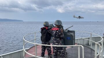 Prajurit Jalasena penembak meriam di Kapal Perang siap menembak dalam kegiatan latihan tempur dengan sandi Banda Sakti di Laut Banda, Jumat (16/10/2026). 