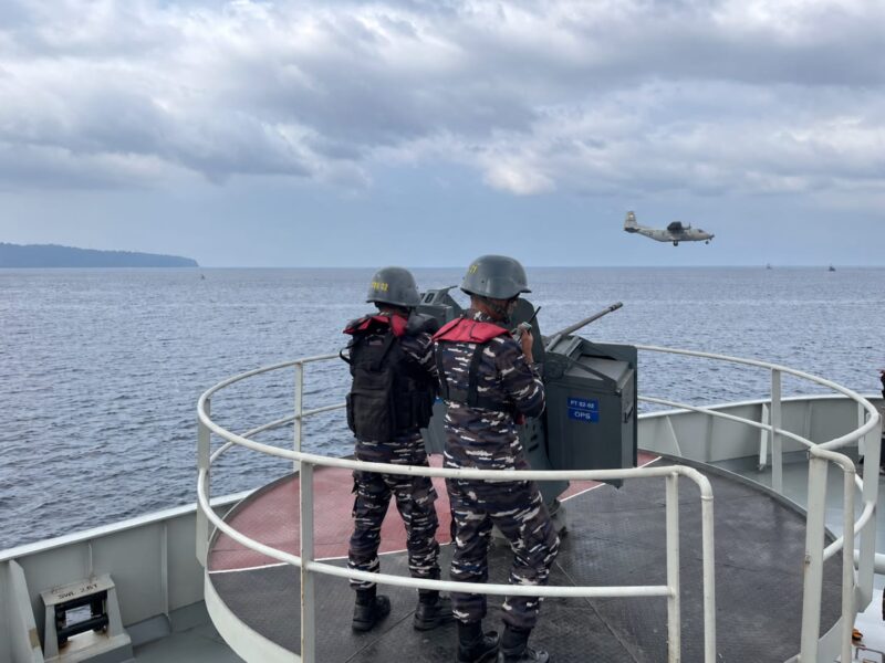 Prajurit Jalasena penembak meriam di Kapal Perang siap menembak dalam kegiatan latihan tempur dengan sandi Banda Sakti di Laut Banda, Jumat (16/10/2026). 