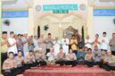 Kapolresta Pulau Ambon dan Pulau-Pulau Lease Kombes Pol Andrias Susanto Nugroho, S.I.K, M.Si bersama ustad dan jamaah Masjid Al-Fallah, Waihaong Ambon saat kegiatan Silaturahmi Kamtibmas Subuh Keliling. 