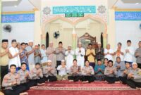 Kapolresta Pulau Ambon dan Pulau-Pulau Lease Kombes Pol Andrias Susanto Nugroho, S.I.K, M.Si bersama ustad dan jamaah Masjid Al-Fallah, Waihaong Ambon saat kegiatan Silaturahmi Kamtibmas Subuh Keliling. 