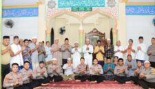 Kapolresta Pulau Ambon dan Pulau-Pulau Lease Kombes Pol Andrias Susanto Nugroho, S.I.K, M.Si bersama ustad dan jamaah Masjid Al-Fallah, Waihaong Ambon saat kegiatan Silaturahmi Kamtibmas Subuh Keliling.