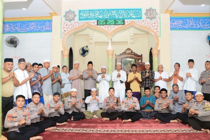 Kapolresta Pulau Ambon dan Pulau-Pulau Lease Kombes Pol Andrias Susanto Nugroho, S.I.K, M.Si bersama ustad dan jamaah Masjid Al-Fallah, Waihaong Ambon saat kegiatan Silaturahmi Kamtibmas Subuh Keliling. 