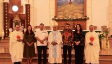 Kapolresta Pulau Ambon Kombes Pol Andrias Susanto Nugroho, S.I.K, M.Si bersama Uskup Diosis Amboina Mgr Senno