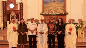 Kapolresta Pulau Ambon Kombes Pol Andrias Susanto Nugroho, S.I.K, M.Si bersama Uskup Diosis Amboina Mgr Senno