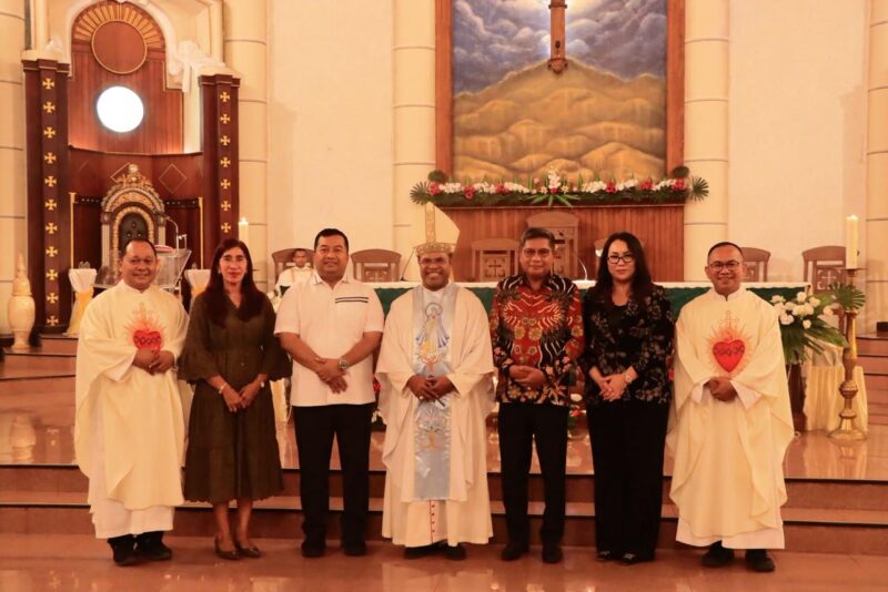 Kapolresta Pulau Ambon Kombes Pol Andrias Susanto Nugroho, S.I.K, M.Si bersama Uskup Diosis Amboina Mgr Senno 