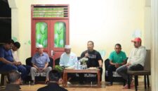 Kapolresta Pulau Ambon dan Pulau-Pulau Lease Kombes Pol Andrias Susanto Nugroho, S.I.K, M.Si sedang menyampaikan arahan kamtibmas kepada warga kawasan STAIN ARBES, Minggu (18/10/2026). 