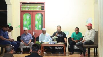 Kapolresta Pulau Ambon dan Pulau-Pulau Lease Kombes Pol Andrias Susanto Nugroho, S.I.K, M.Si sedang menyampaikan arahan kamtibmas kepada warga kawasan STAIN ARBES, Minggu (18/10/2026). 