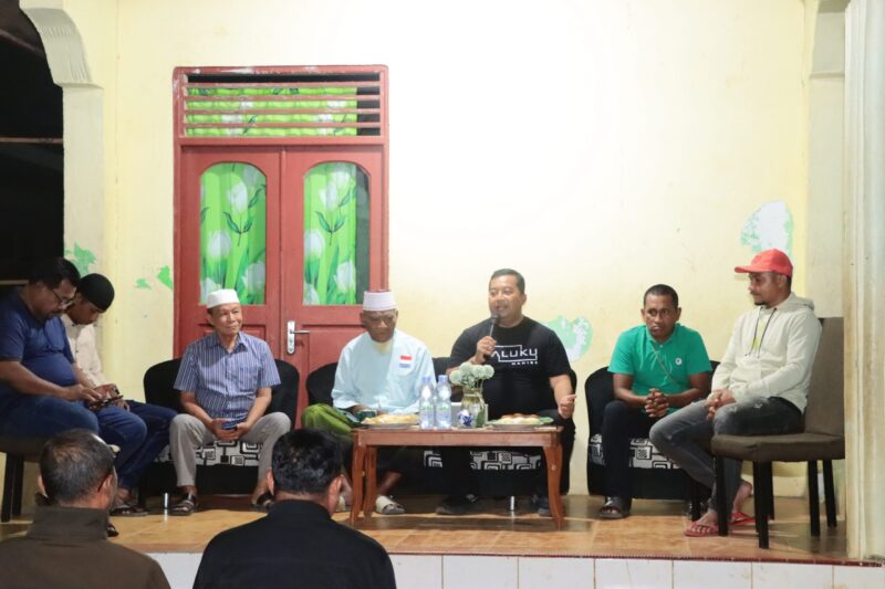 Kapolresta Pulau Ambon dan Pulau-Pulau Lease Kombes Pol Andrias Susanto Nugroho, S.I.K, M.Si sedang menyampaikan arahan kamtibmas kepada warga kawasan STAIN ARBES, Minggu (18/10/2026). 