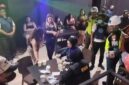 Petugas sedang memeriksa urine LC dan karyawan Diskotik Blitz 92 Ambon saat razia tim gabungan, Sabtu (24/10/2026) malam. 