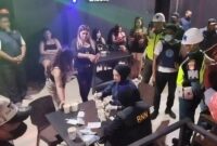 Petugas sedang memeriksa urine LC dan karyawan Diskotik Blitz 92 Ambon saat razia tim gabungan, Sabtu (24/10/2026) malam. 