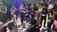 Petugas sedang memeriksa urine LC dan karyawan Diskotik Blitz 92 Ambon saat razia tim gabungan, Sabtu (24/10/2026) malam. 