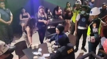 Petugas sedang memeriksa urine LC dan karyawan Diskotik Blitz 92 Ambon saat razia tim gabungan, Sabtu (24/10/2026) malam. 