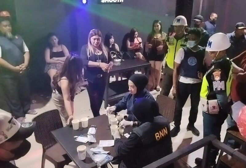 Petugas sedang memeriksa urine LC dan karyawan Diskotik Blitz 92 Ambon saat razia tim gabungan, Sabtu (24/10/2026) malam. 